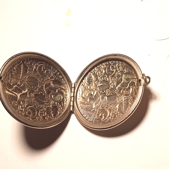 Sterling Silver Locket vintage marked Sterling. 13.36 grams.. - Picture 3 of 10